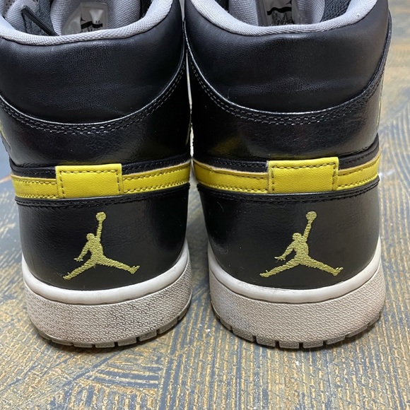 Nike Air Jordan 1 Mid Yellow 554724-070 10.5 Black - Picture 9 of 10